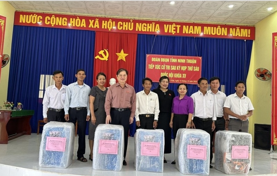 Chủ tịch Phan Xuân Dũng tiếp xúc cử tri tại tỉnh Ninh Thuận